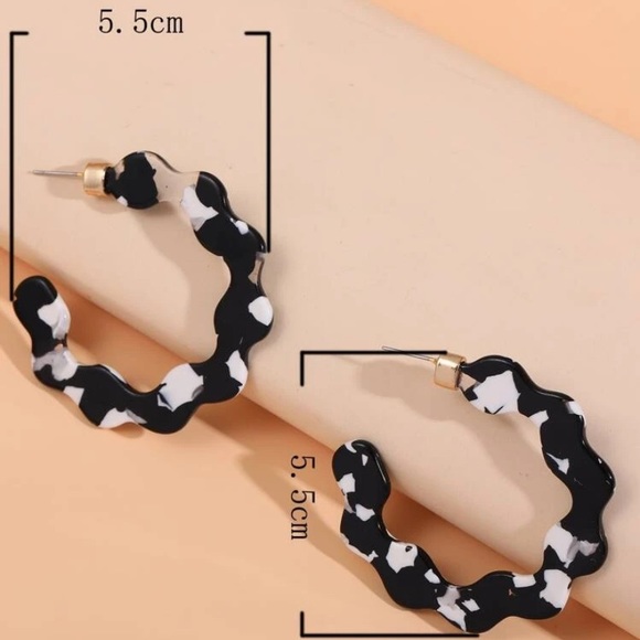 Last pair! Black & white abstract acrylic hoop earrings mint - Picture 7 of 7